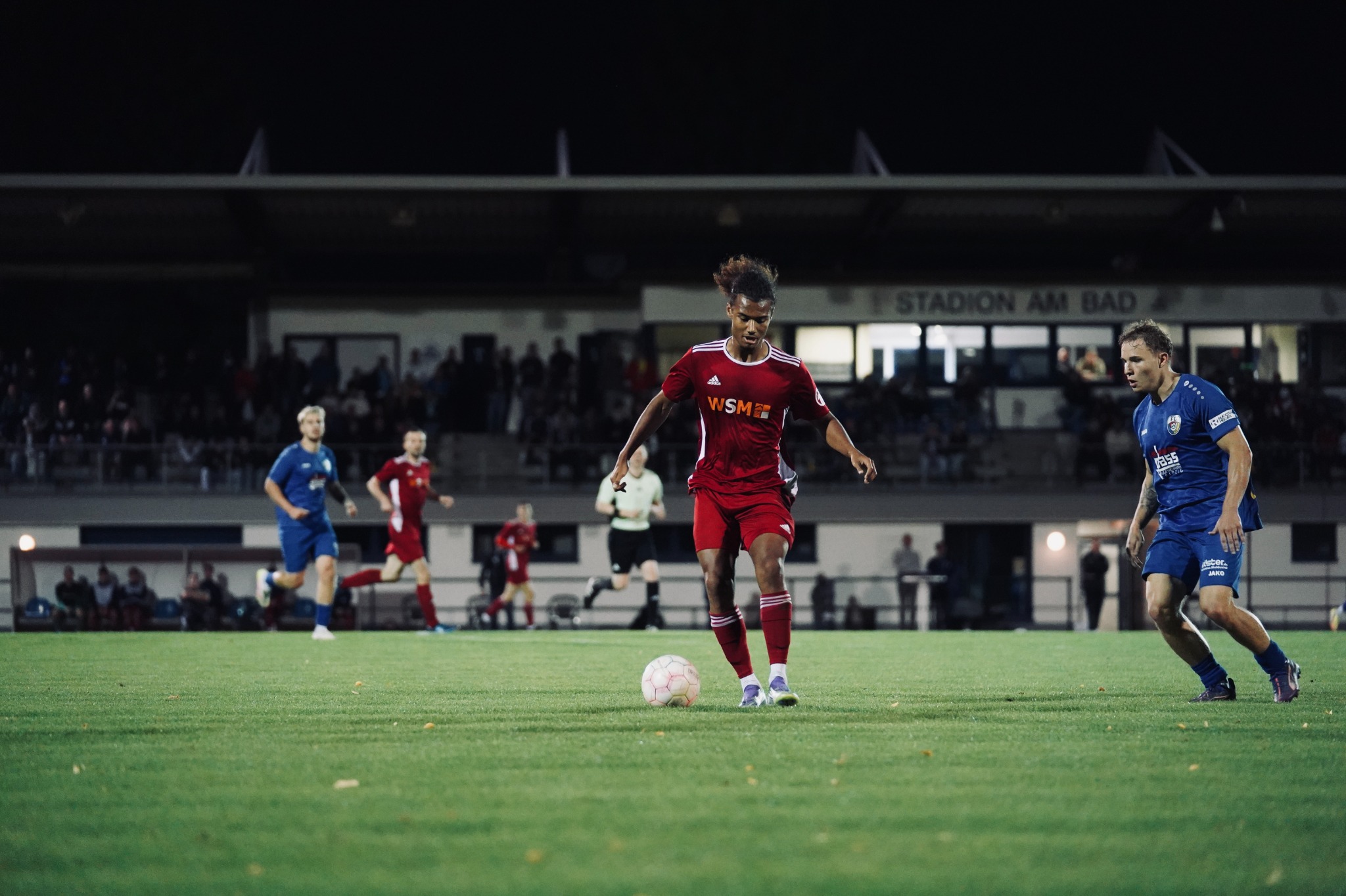 Samuel im roten Trikot am Ball beim SSV Markranstädt