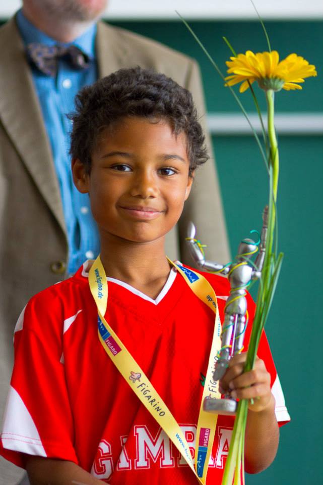 Samuel als Kind mit Medaille, Pokal und Blumen beim Jugendjournalismuspreis 2013